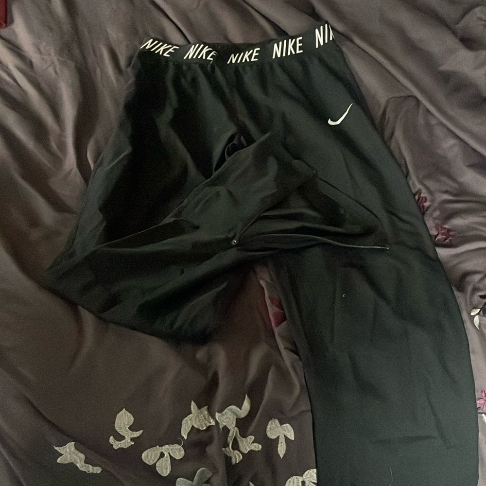 Nike athletic pantss
